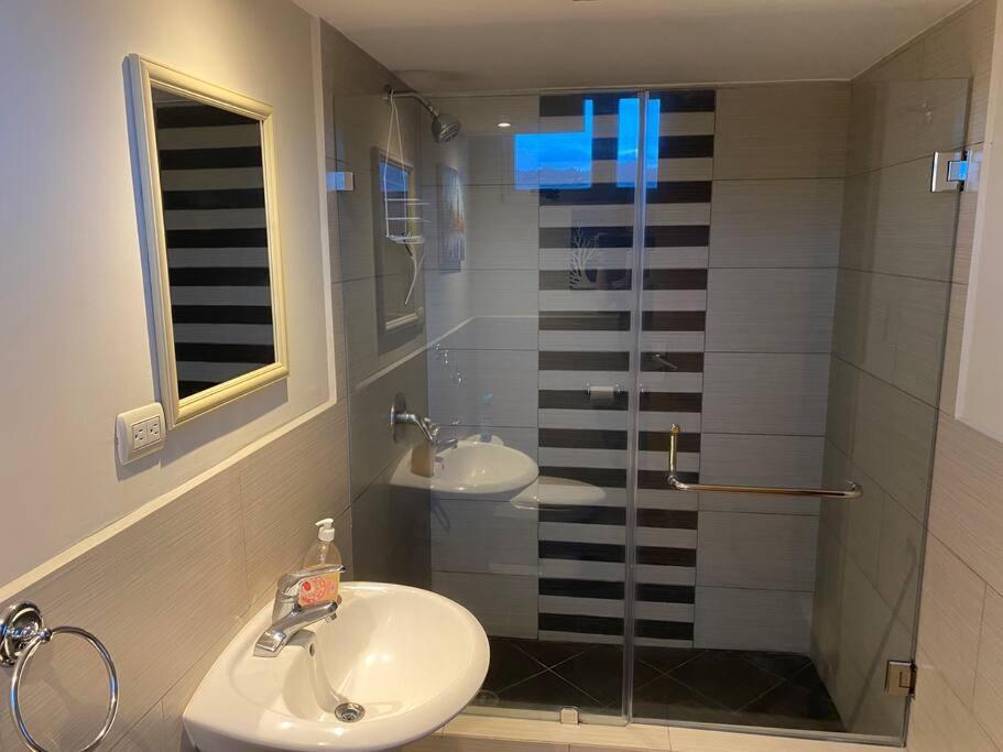 2 Rooms, 1 King Size Bed, 64" Smart Hdtv Guatemalaváros Kültér fotó